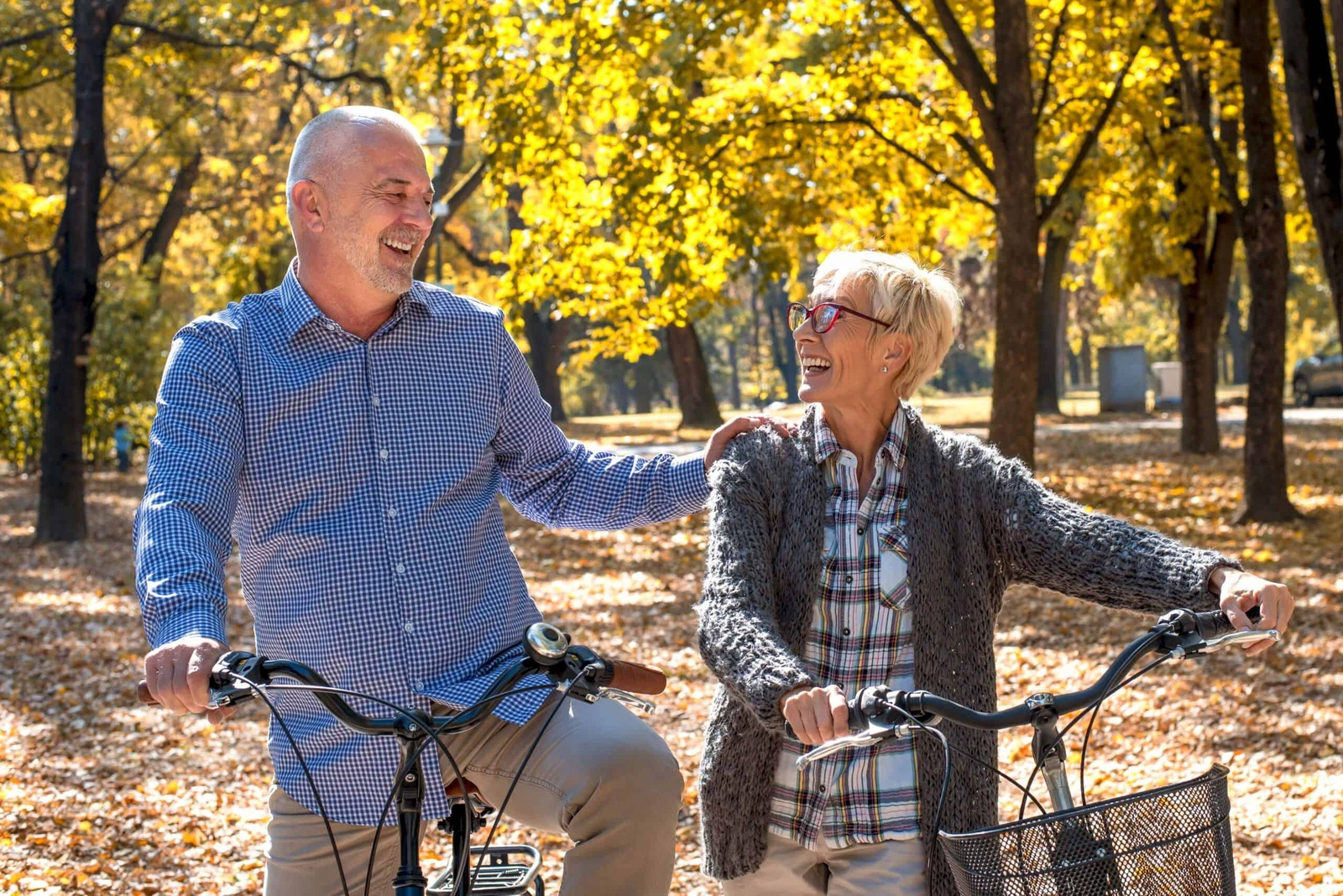 Ouder stel fietst samen door het bos
