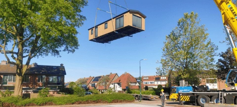 De woning wordt met een kraan geplaatst